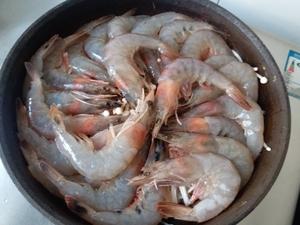 平底锅香煎蒜蓉金针菇＋虾的做法 步骤2