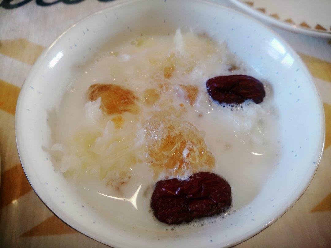 桃胶雪燕皂角米丑耳红枣枸杞桂圆补血养颜羹