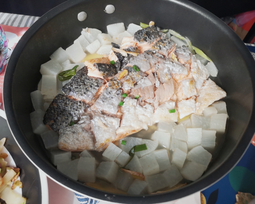 煎三文鱼炖萝卜的做法