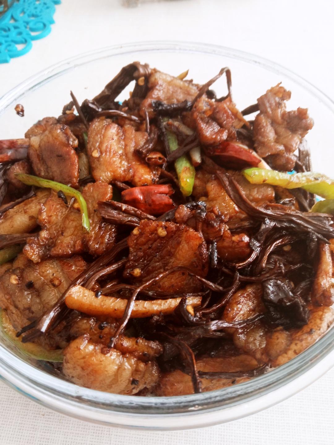 五花肉干锅茶树菇