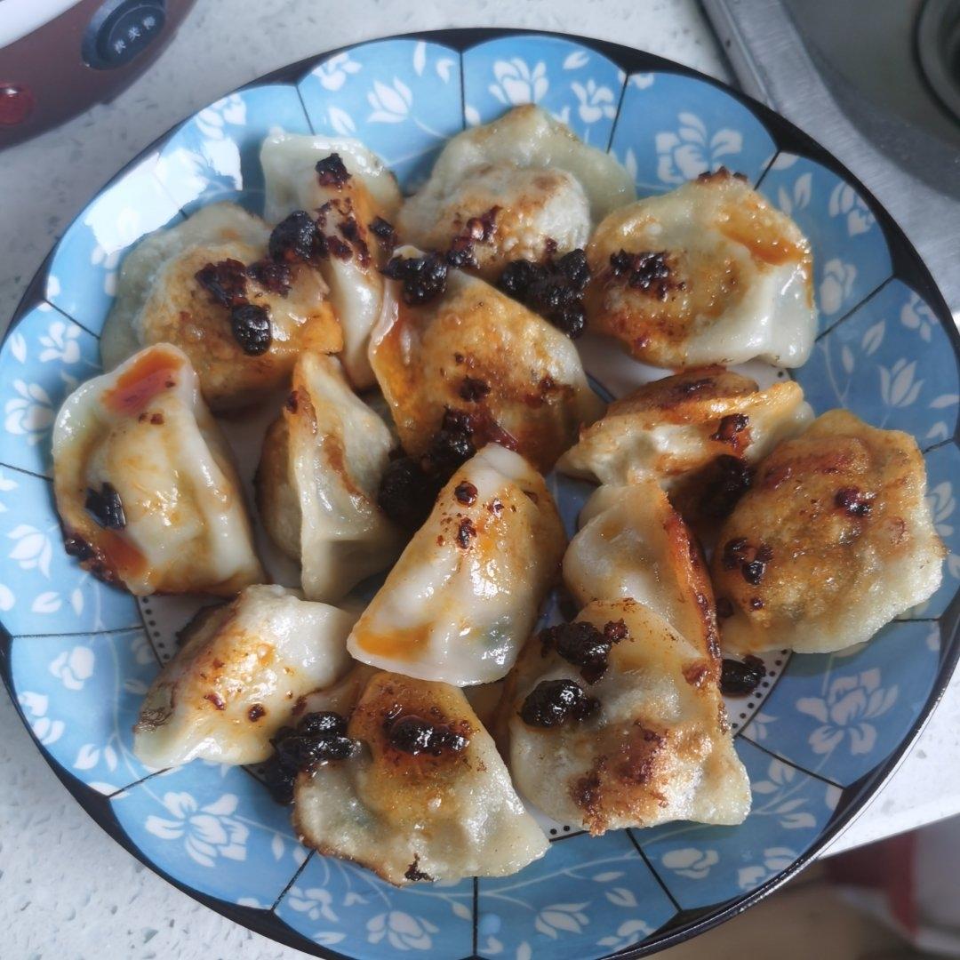 冰箱冷冻水饺做煎饺