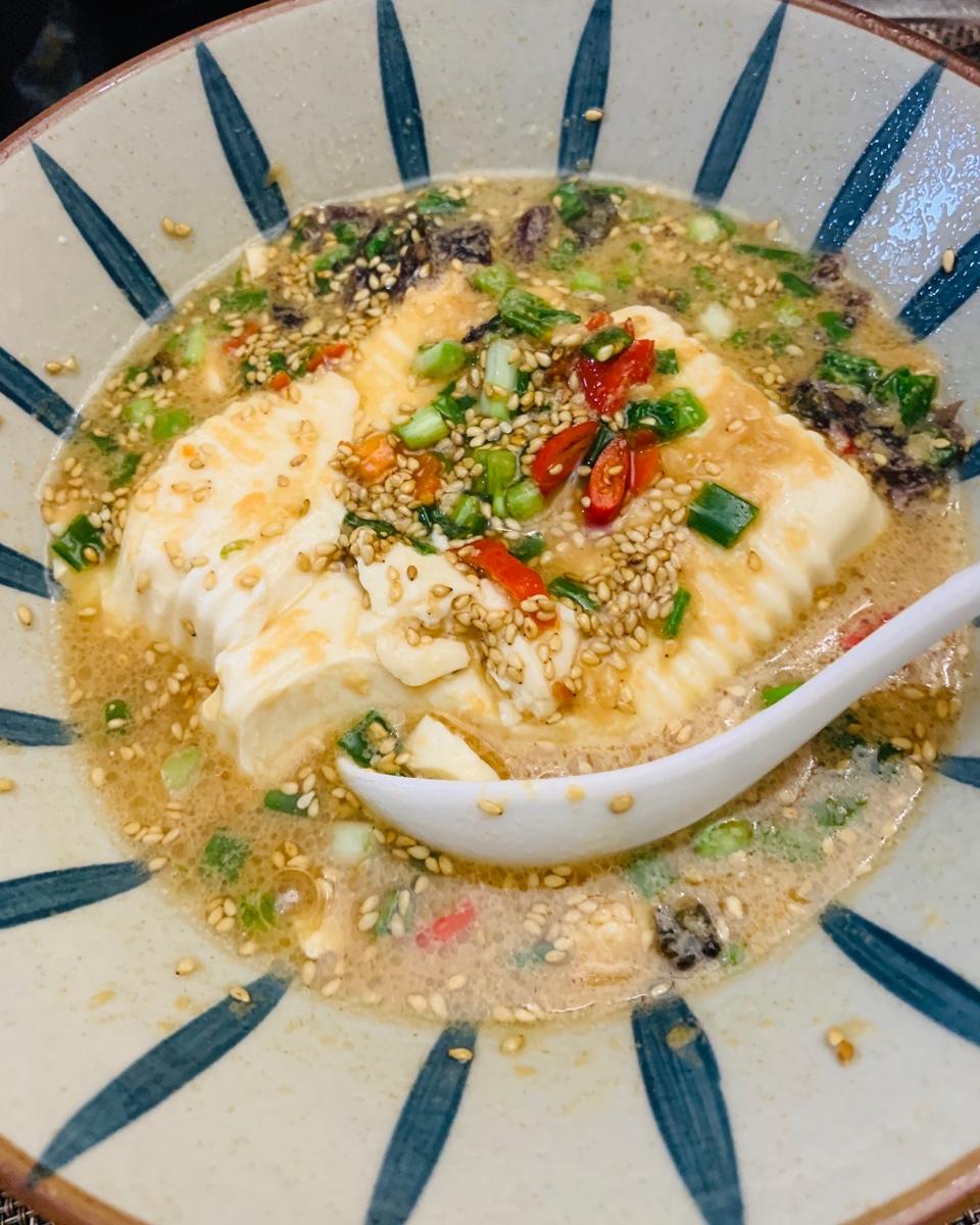 重庆老店的招牌菜，直接干掉几碗白米饭的——淋汁豆腐