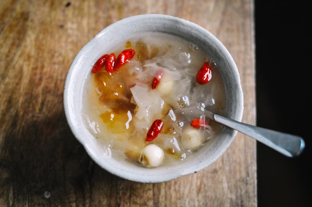 桃胶银耳莲子汤