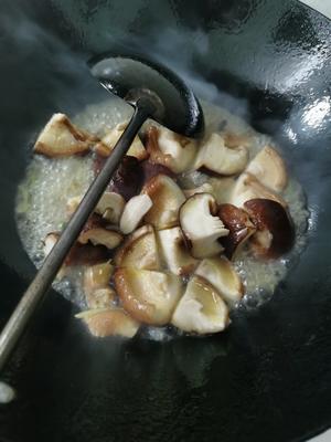 简单易做快手菜  香菇油菜的做法 步骤3
