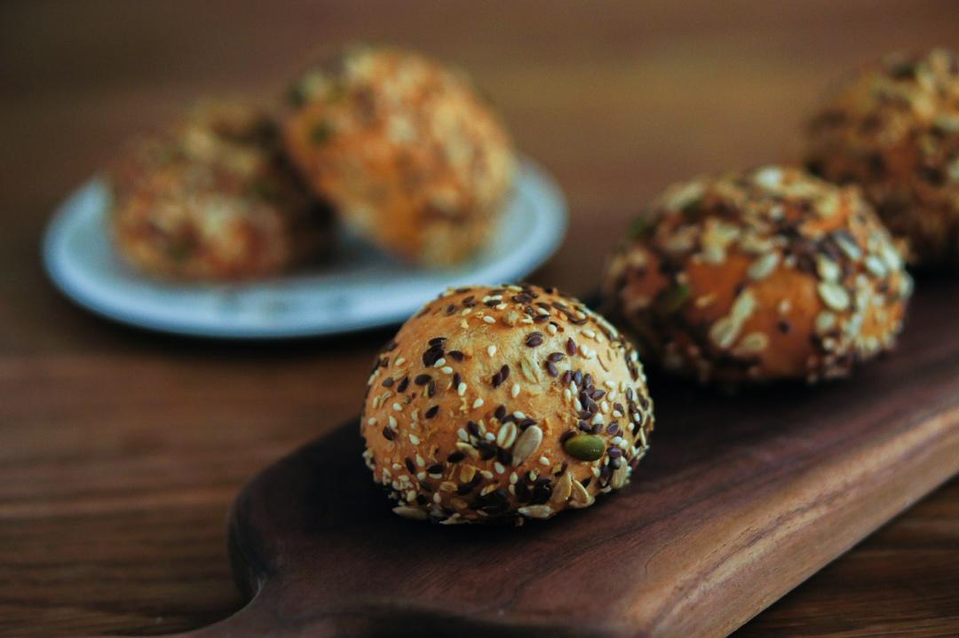 低卡粗粮咸脆包 海绵种冷藏发酵 静置揉出手套膜