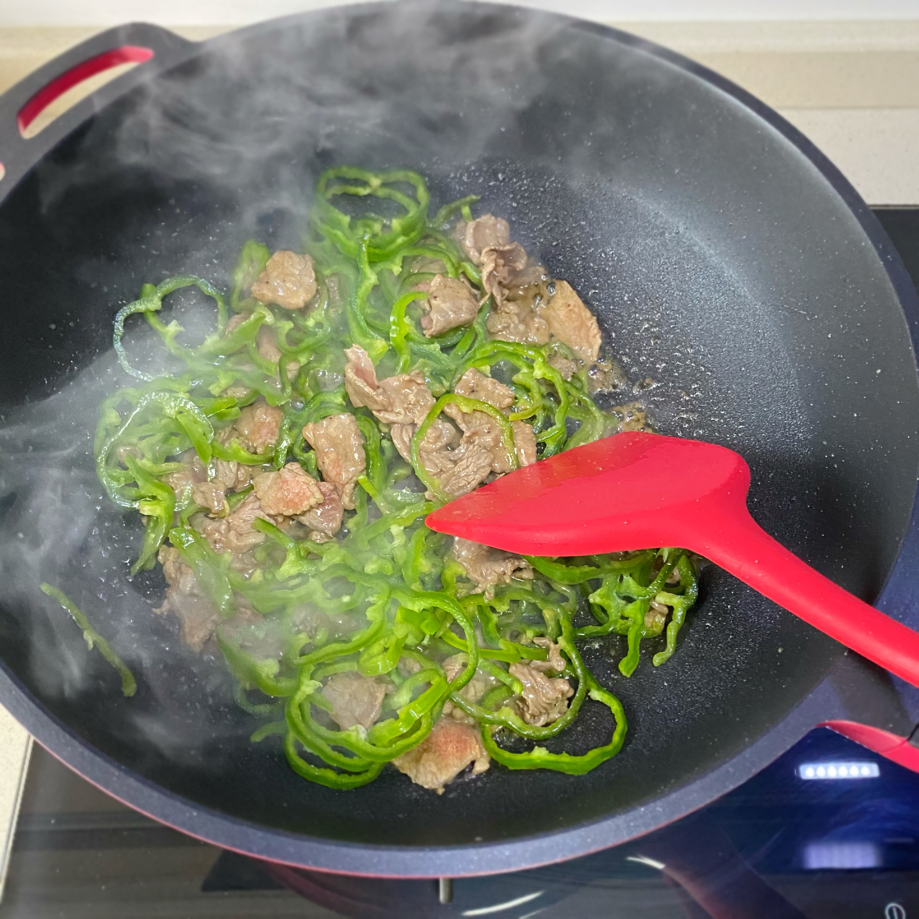 黑椒牛肉炒青椒的做法 步骤5