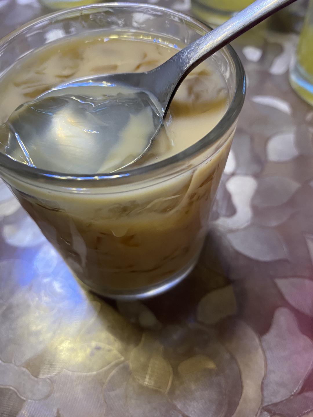 白凉粉制作的果冻奶茶的做法