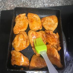 玉子烧锅做奥尔良鸡胸肉的做法 步骤3