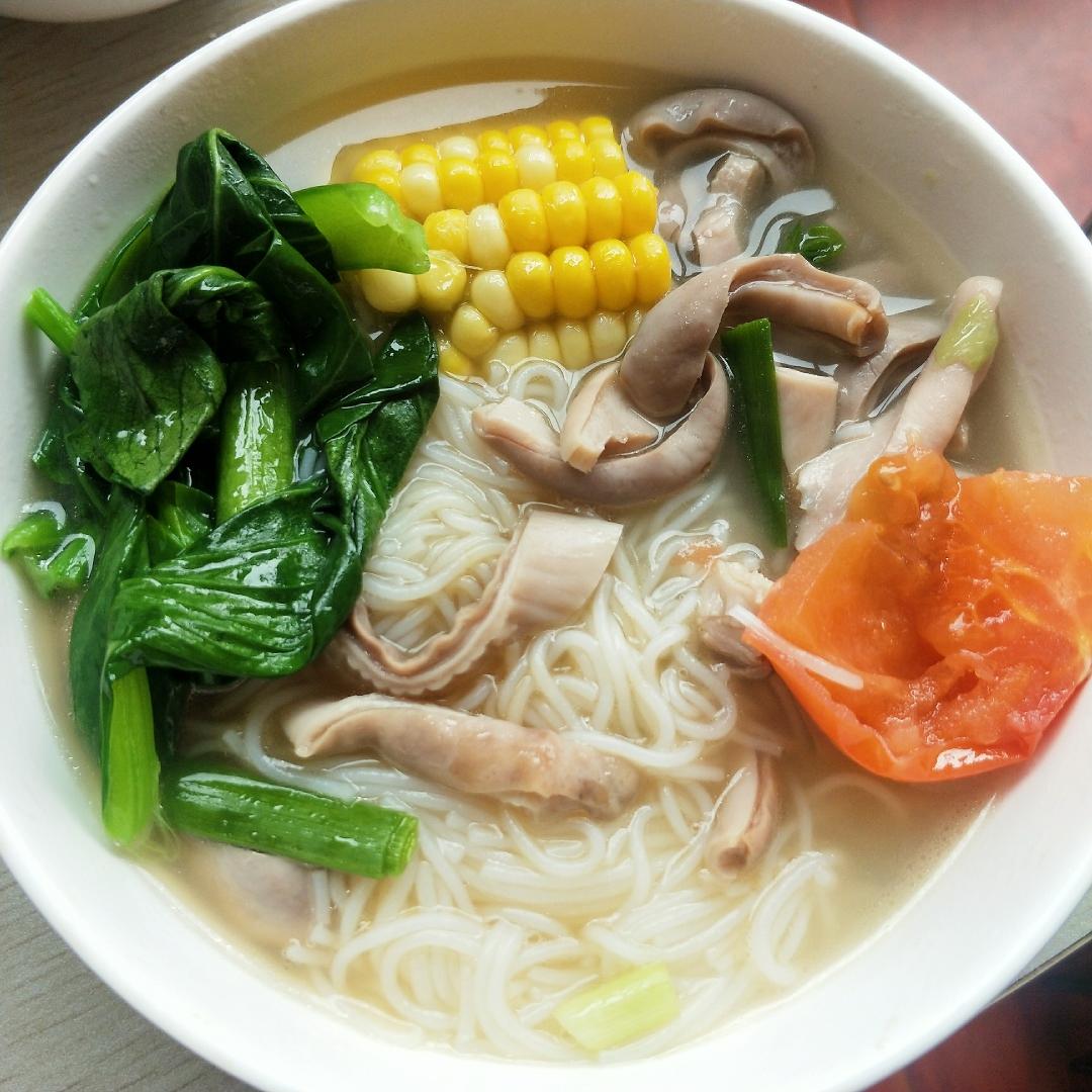 猪肚清汤米线的做法