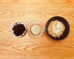 补铁、补钙，天然调味料——白芝麻紫菜虾皮粉的做法 步骤1