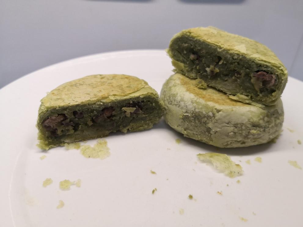 酥掉渣儿的抹茶红豆饼