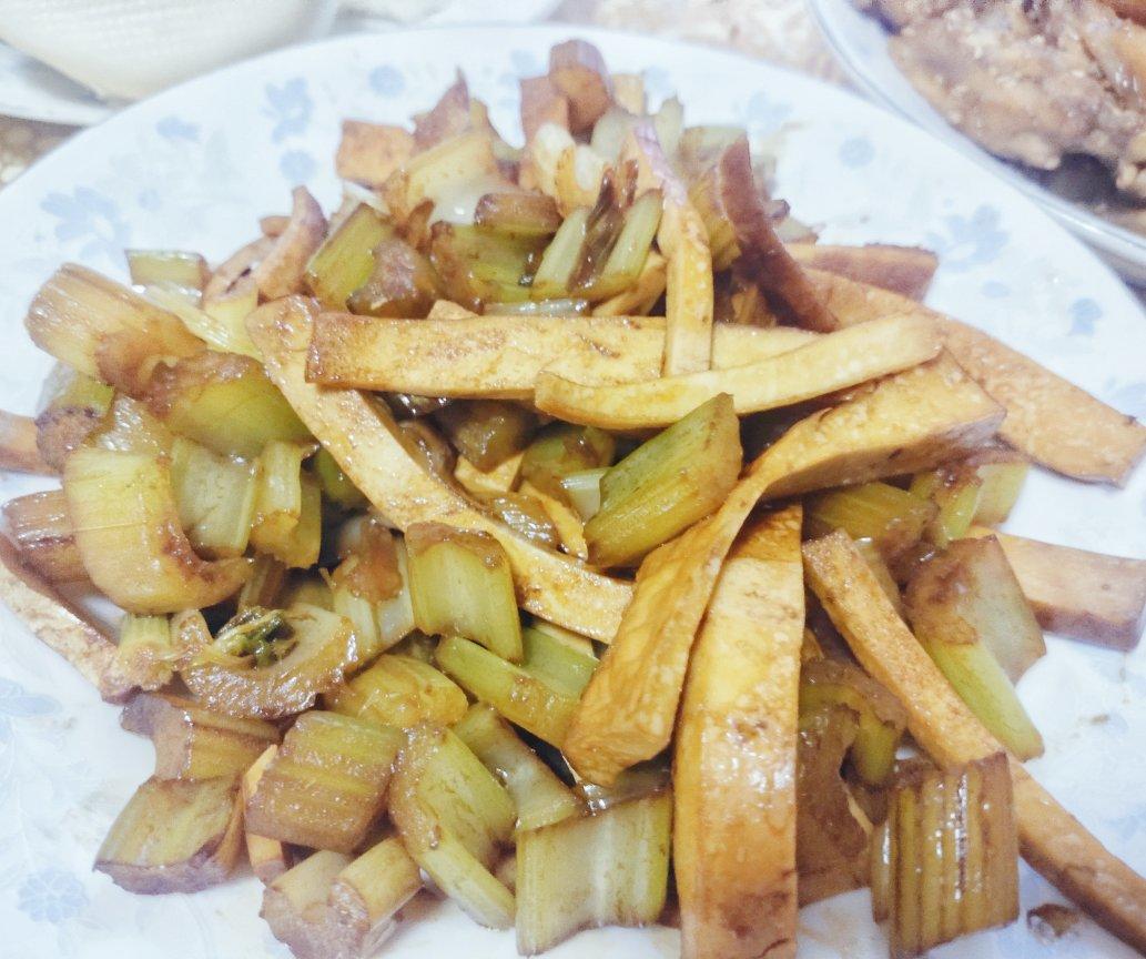 午餐晚餐简单快手下饭菜芹菜炒香干