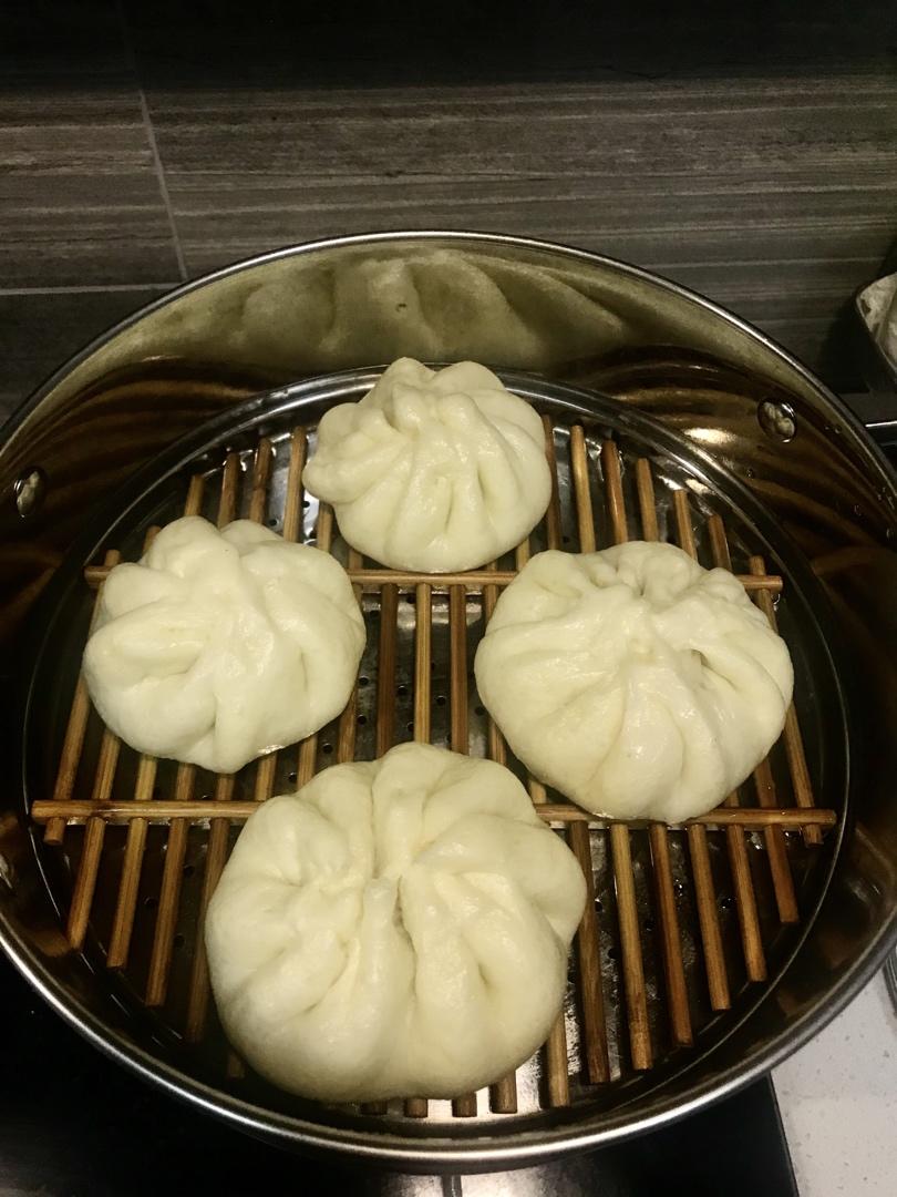 松软多汁的肉包子