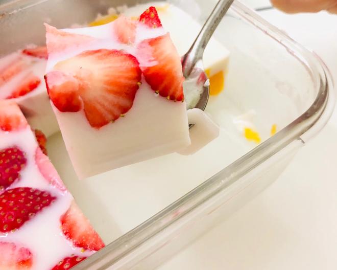 吉利丁片做芒果草莓布丁的做法