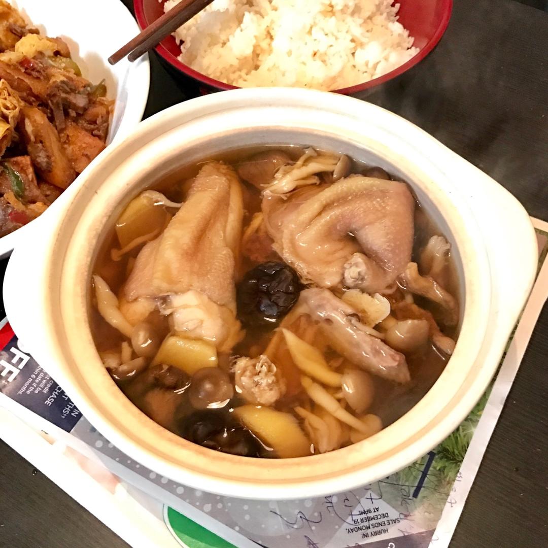 菌菇炖鸡汤