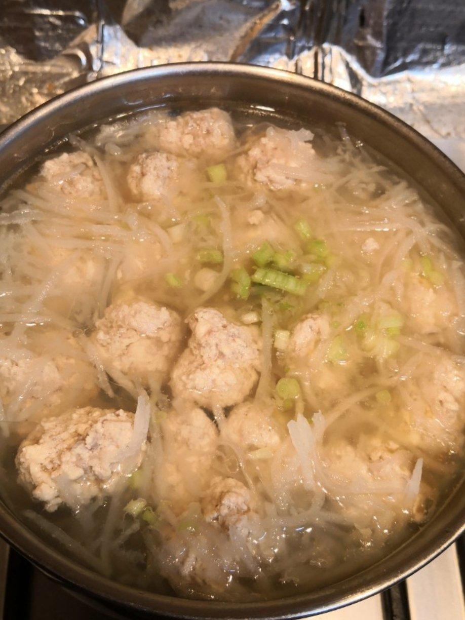 【10分钟系列】白萝卜豆腐圆子汤