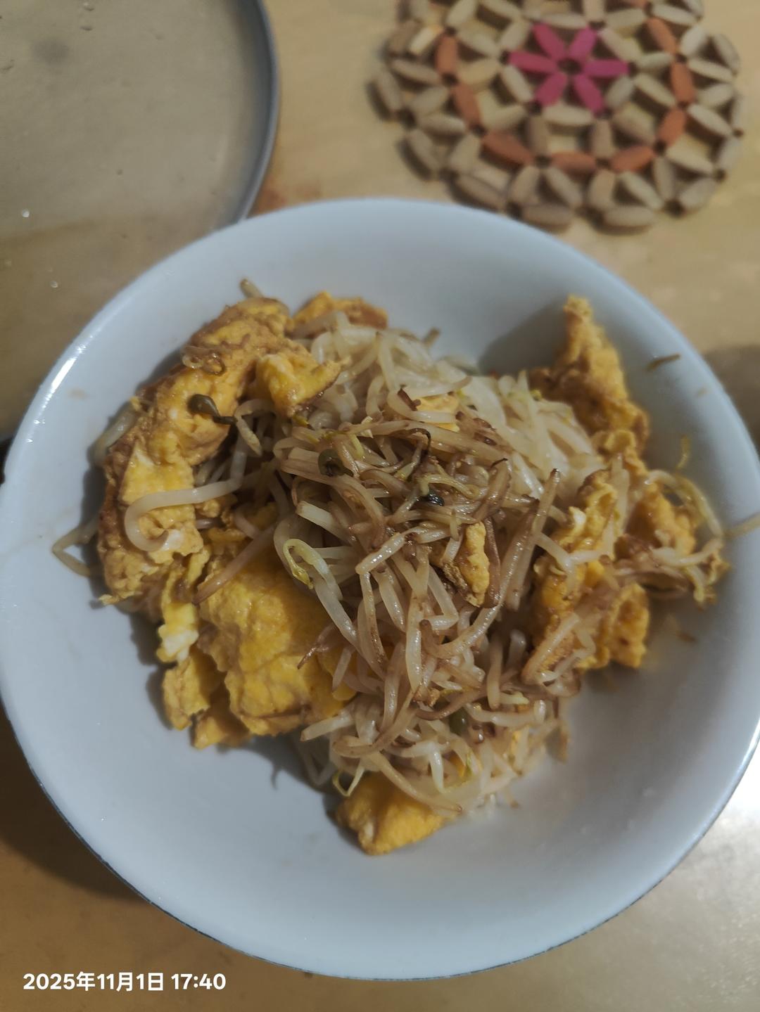 到今天才知道，豆芽竟然可以炒鸡蛋