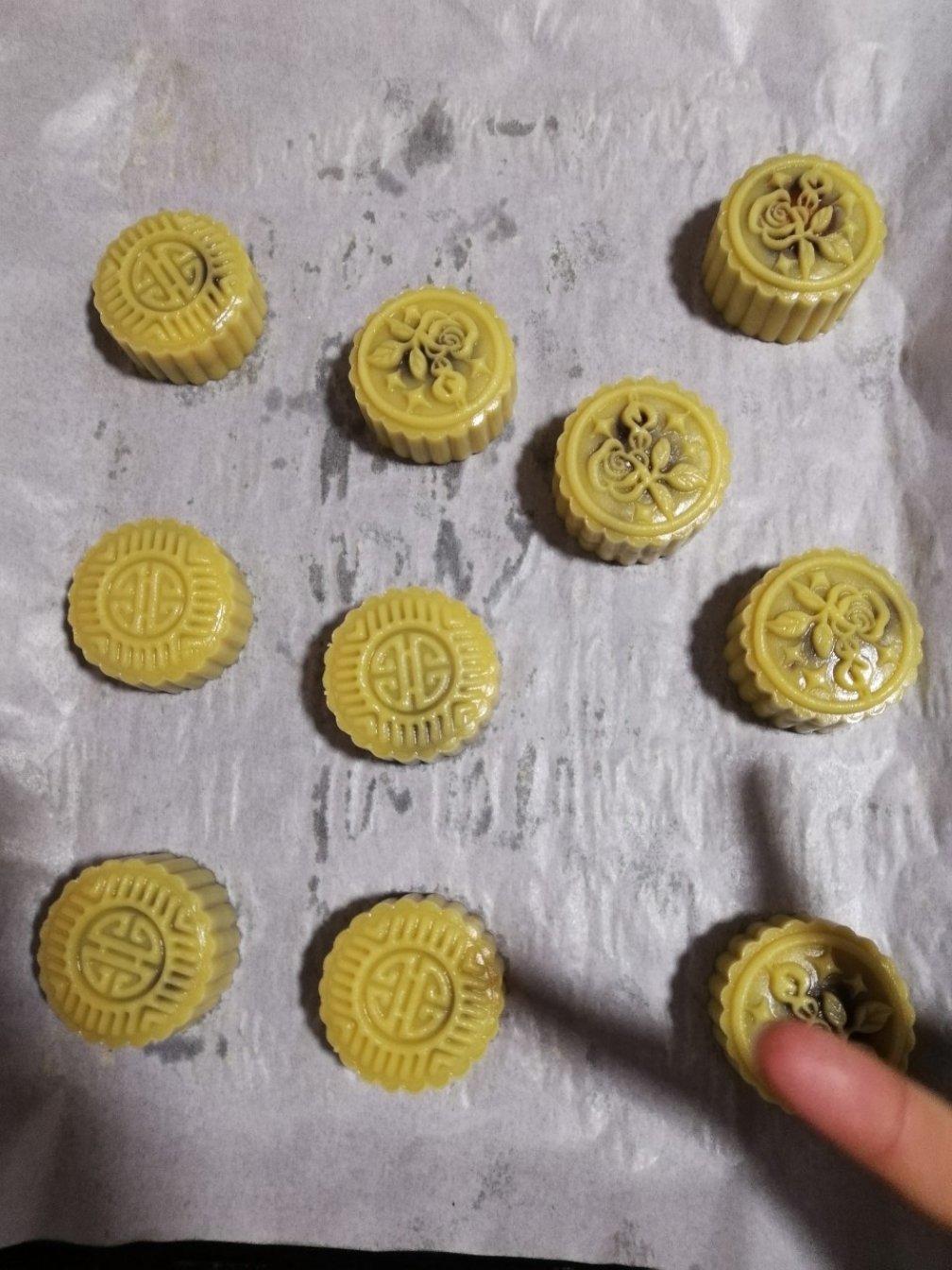 广式莲蓉（豆沙）蛋黄月饼（超详细步骤）