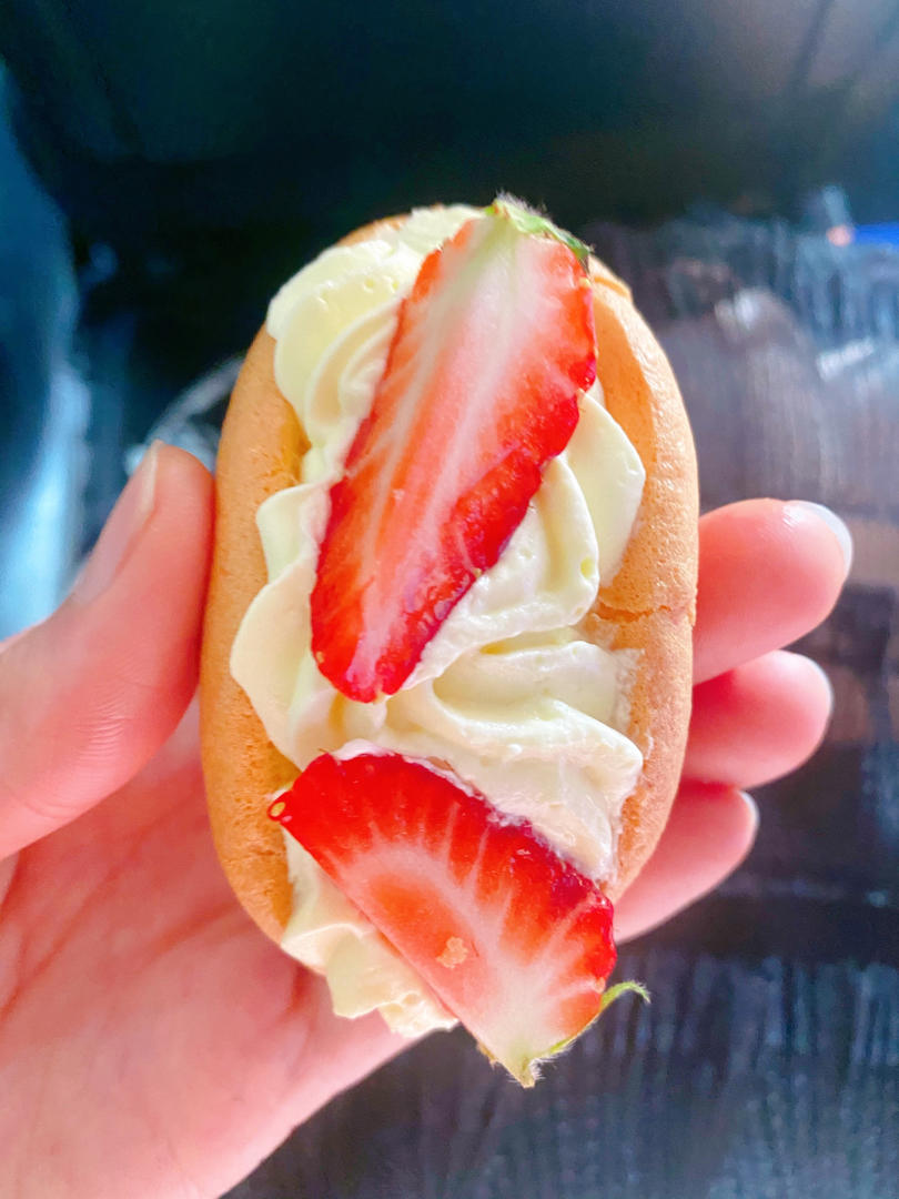草莓抱抱卷
