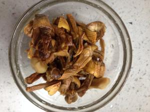 姬松茸炖鸡的做法 步骤1