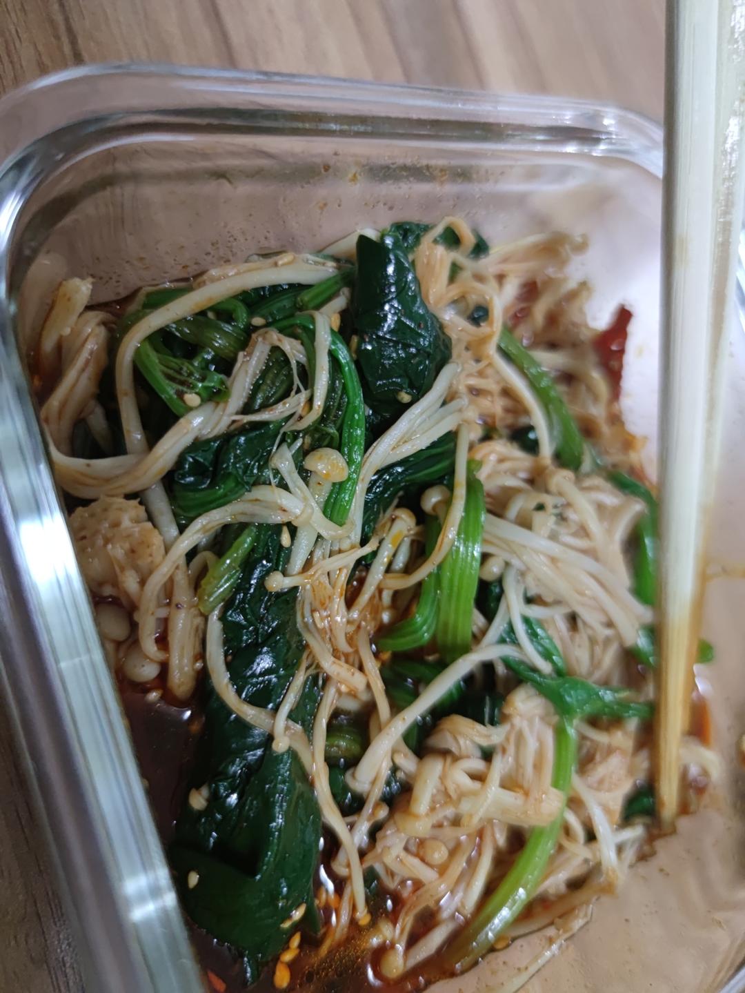 解馋减脂餐！酸辣开胃又下饭的菠菜拌金针菇