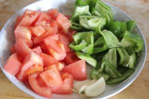 奶奶的菜谱-西红柿炒土豆的做法 步骤2