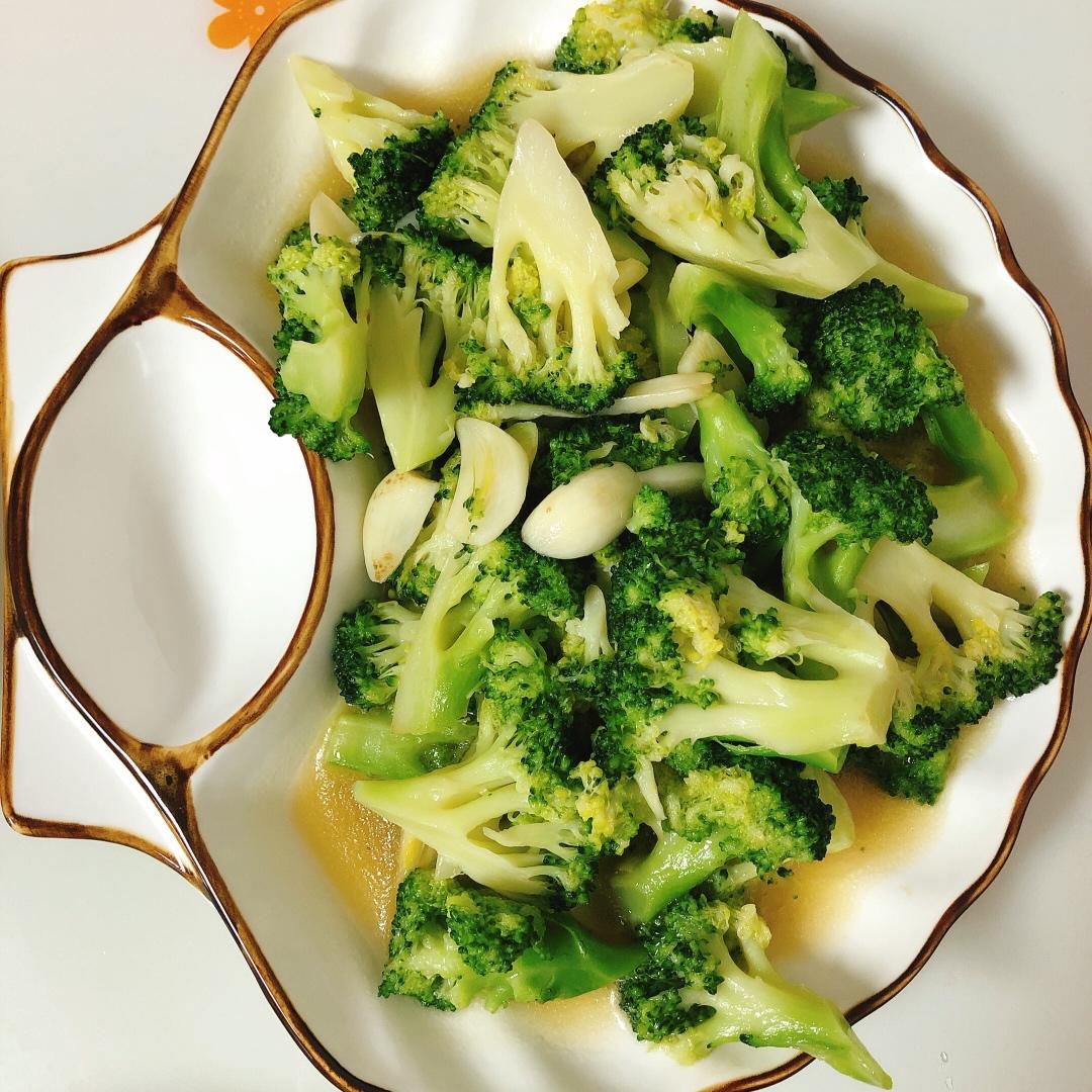 好吃到爆的耗油蒜蓉西兰花(从不修图，喜欢请关注)