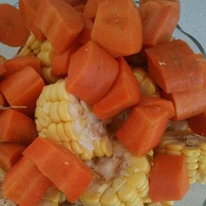 排骨玉米胡萝卜汤的做法 步骤1
