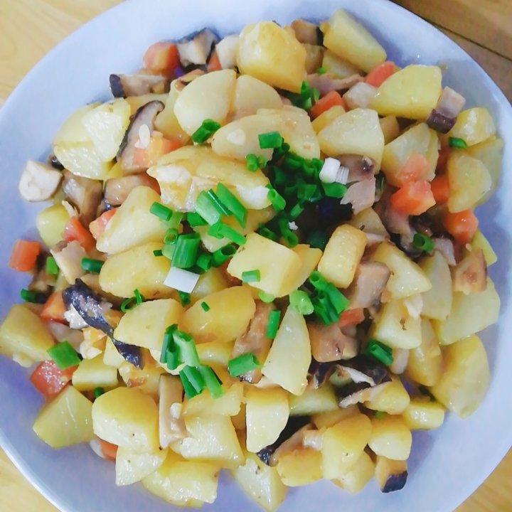 土豆胡萝卜炒肉丁