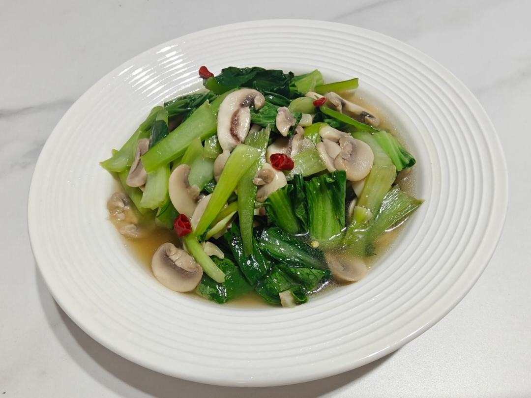 蘑菇炒青菜，清新鲜美，做法简单，全家都爱吃