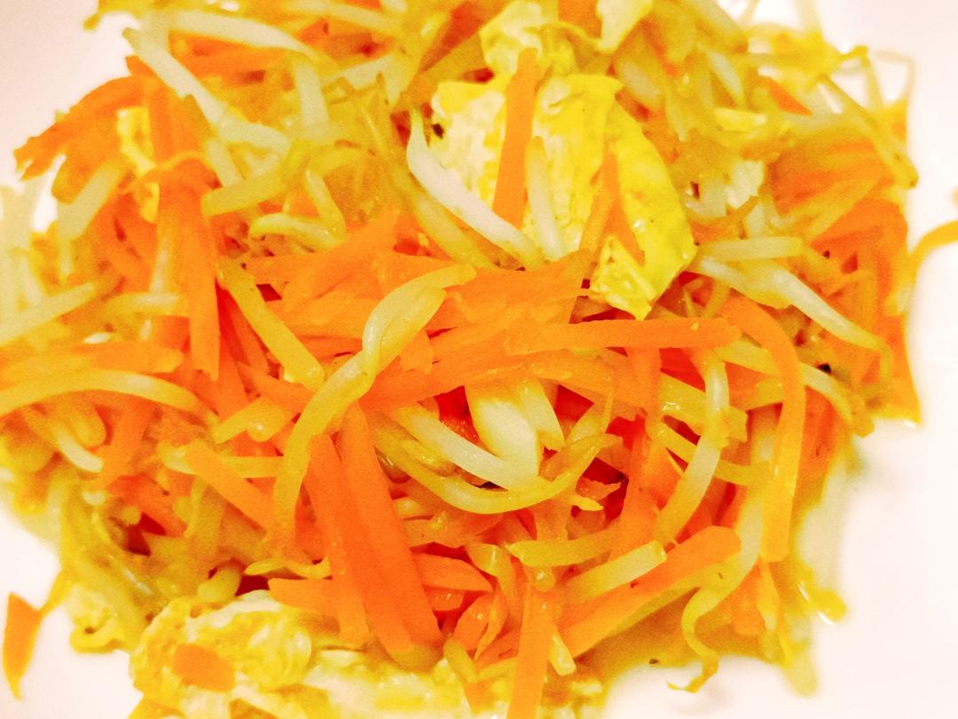 减脂菜胡萝卜豆芽炒鸡蛋的做法