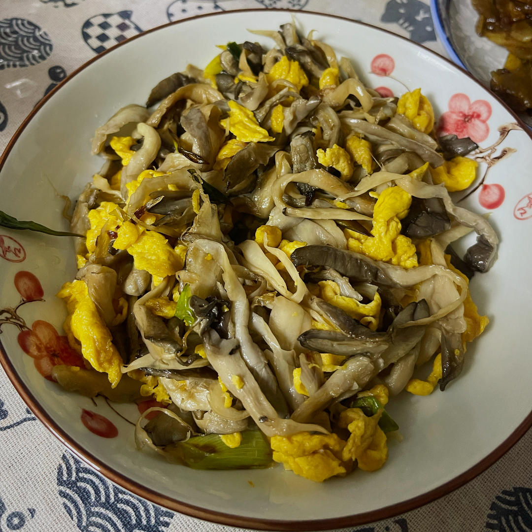 蘑菇炒鸡蛋	平菇这样炒，鲜美无比巨好吃