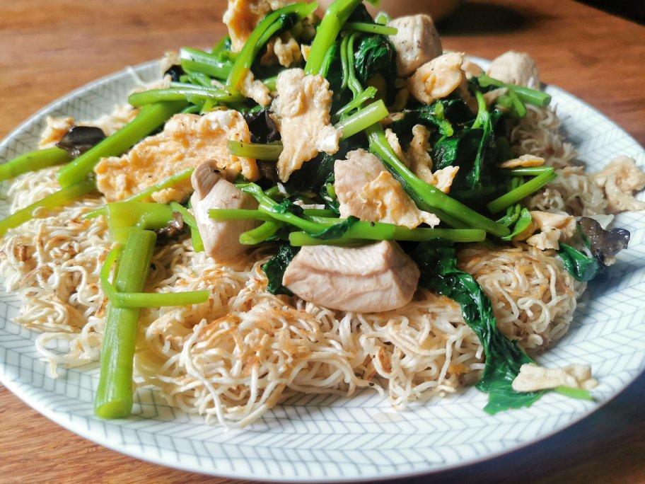 空心菜鸡胸肉浇汁两面黄