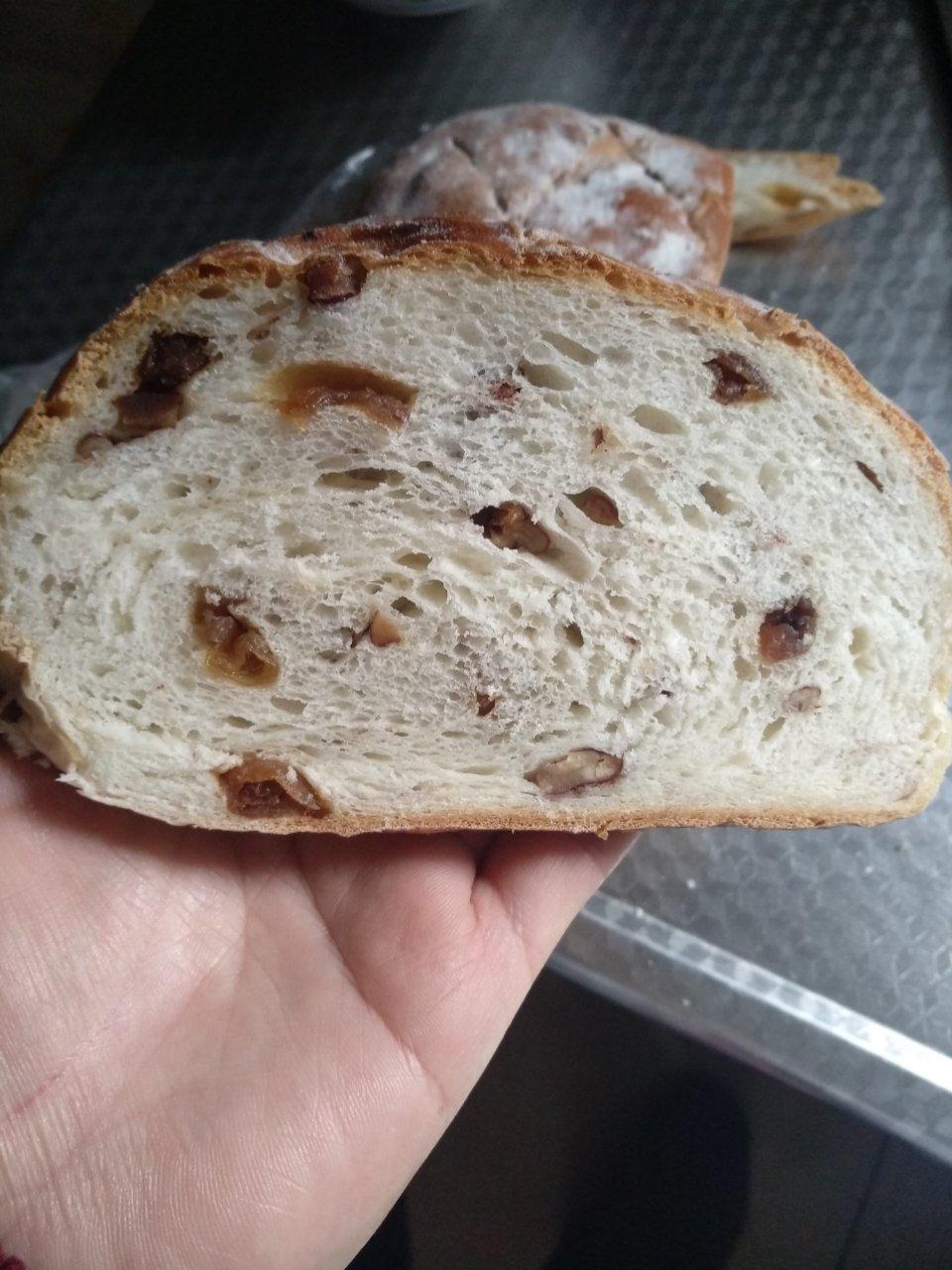 荔枝干碧根果软欧包