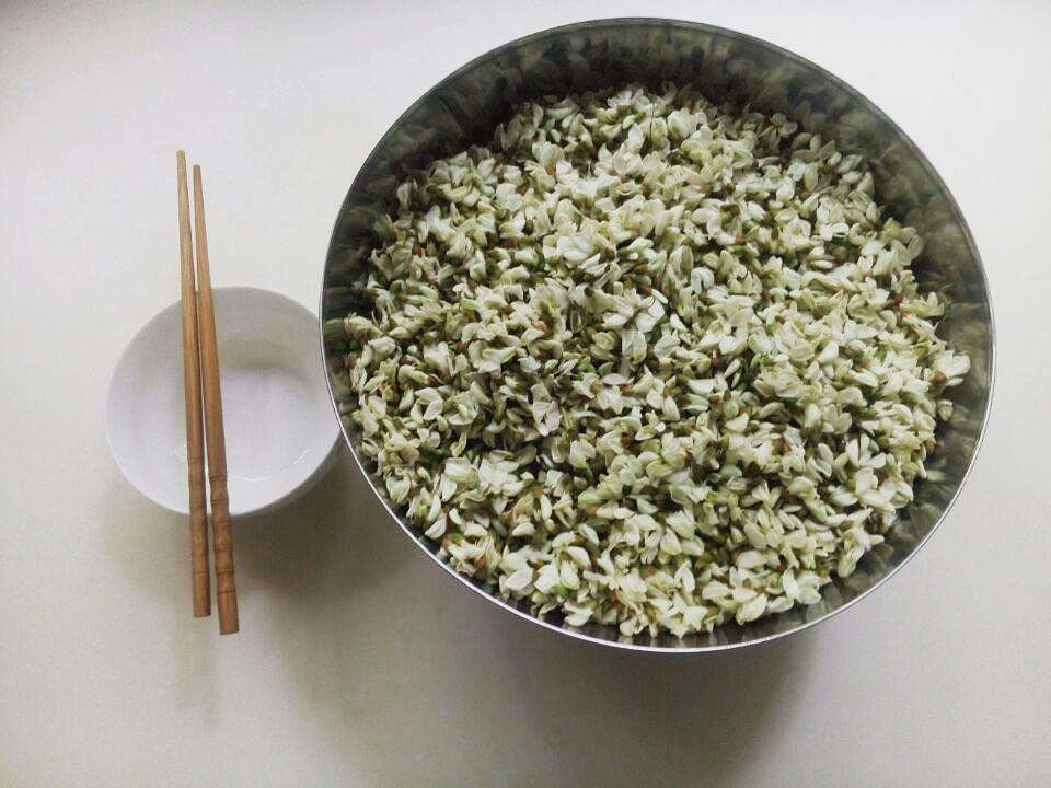 【原创】蒸槐花-盛满旧时光的槐花麦饭的做法 步骤1