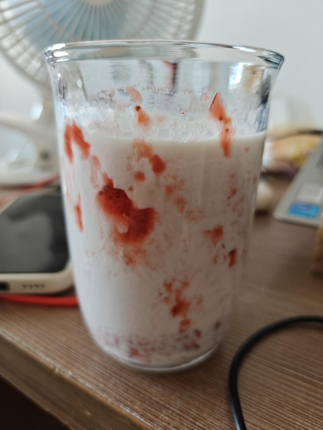 好喝到停不下来!!自制草莓牛乳