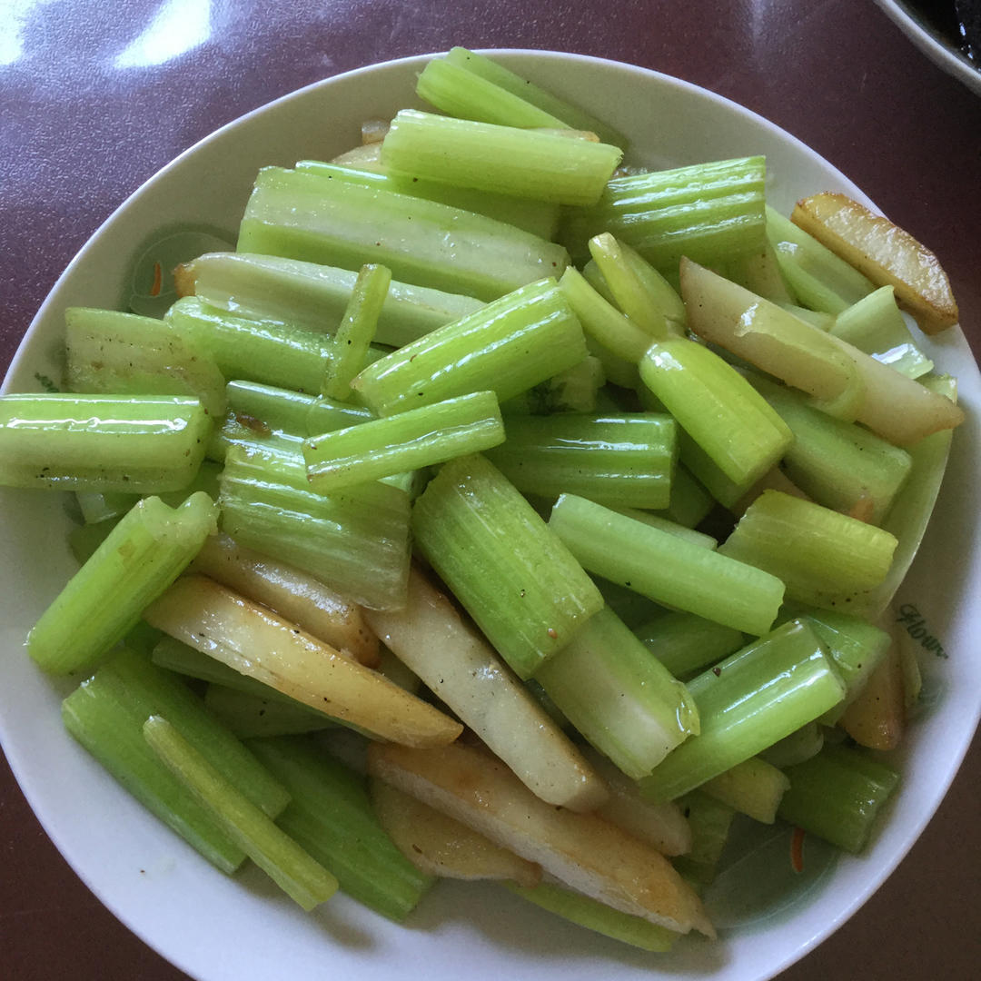 土豆炒芹菜