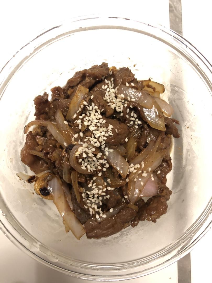 孜然牛肉（👈孜然肉片向左，吉野家向右👉）