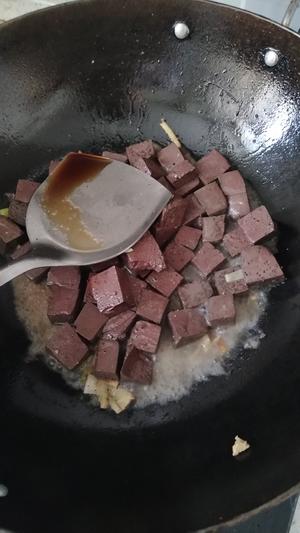 清炒血豆腐的做法 步骤3