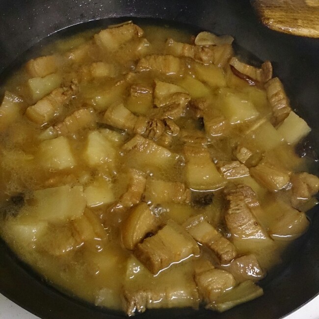 吃着碗里望着锅里的红烧肉