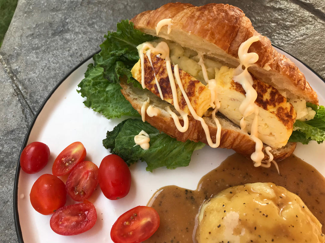 牛角包培根鸡蛋三明治