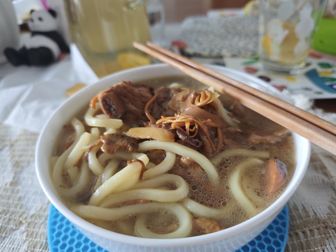 牛肝菌炖排骨汤
