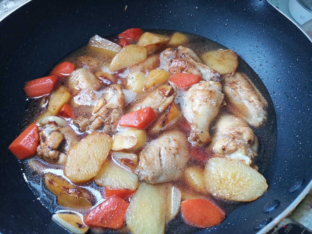超入味的土豆焖鸡翅的做法 步骤13