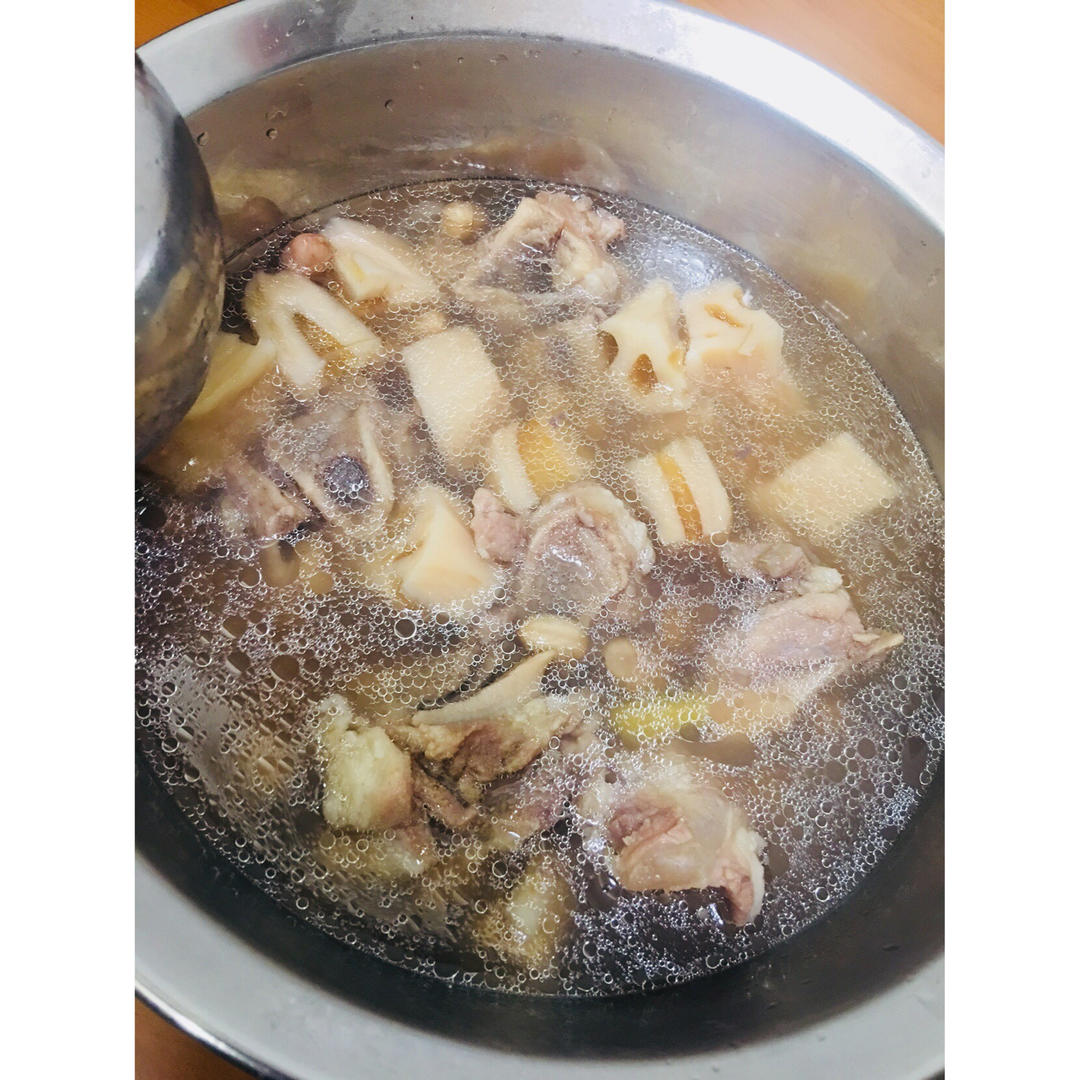 莲藕花生排骨汤