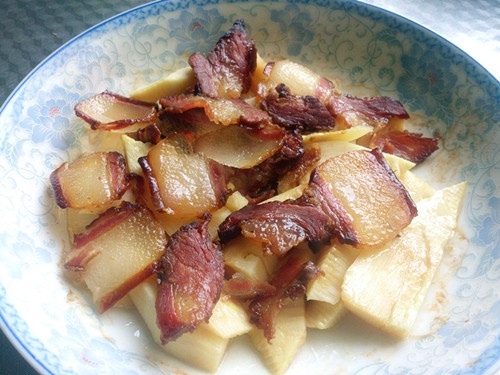 腌肉蒸春笋