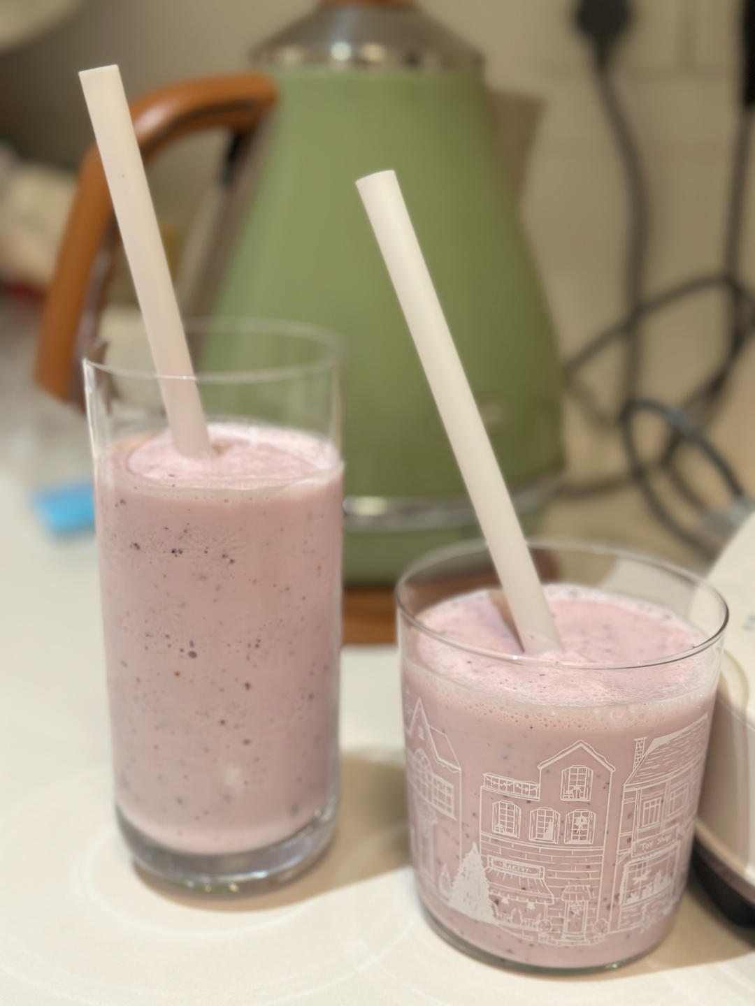 蓝莓草莓酸奶昔