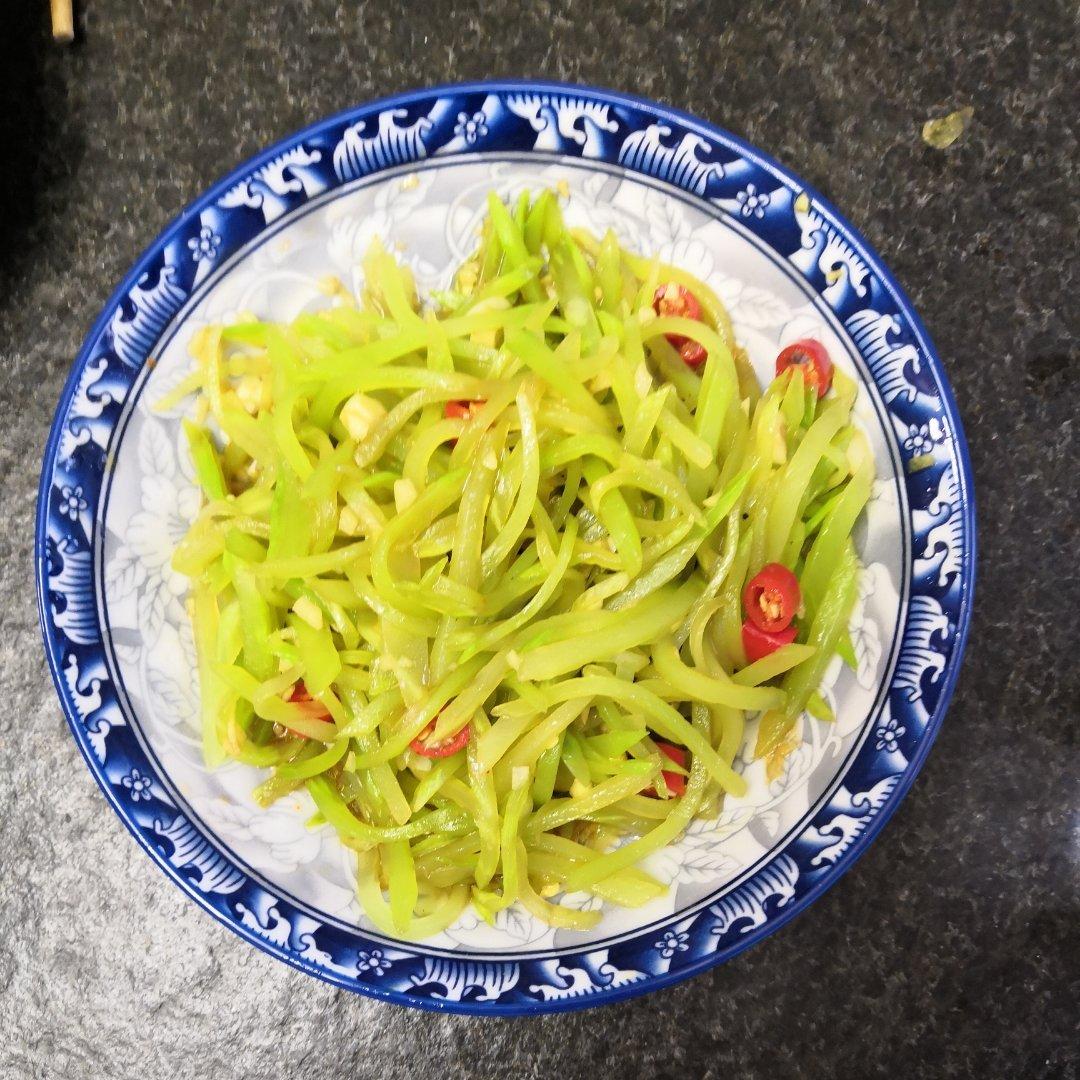 10分钟搞定的快手凉拌菜，清脆爽口的凉拌莴笋丝