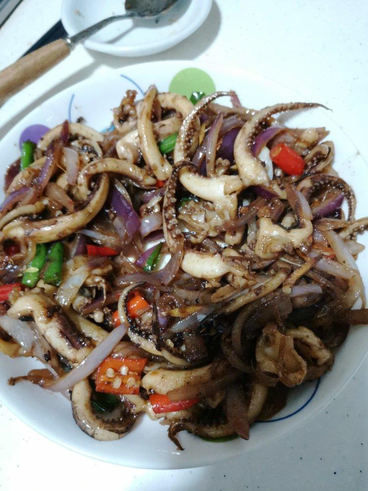 爆炒鱿鱼须，加上这一步，可以与铁板鱿鱼媲美