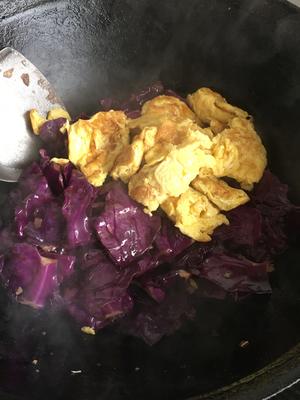 不变色的紫甘蓝炒鸡蛋的做法 步骤13