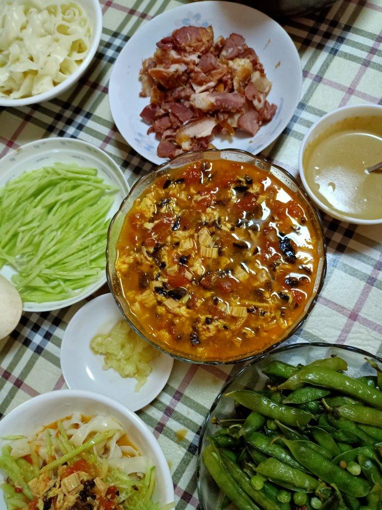 简单易做又好吃的
西红柿鸡蛋黑木耳打卤面